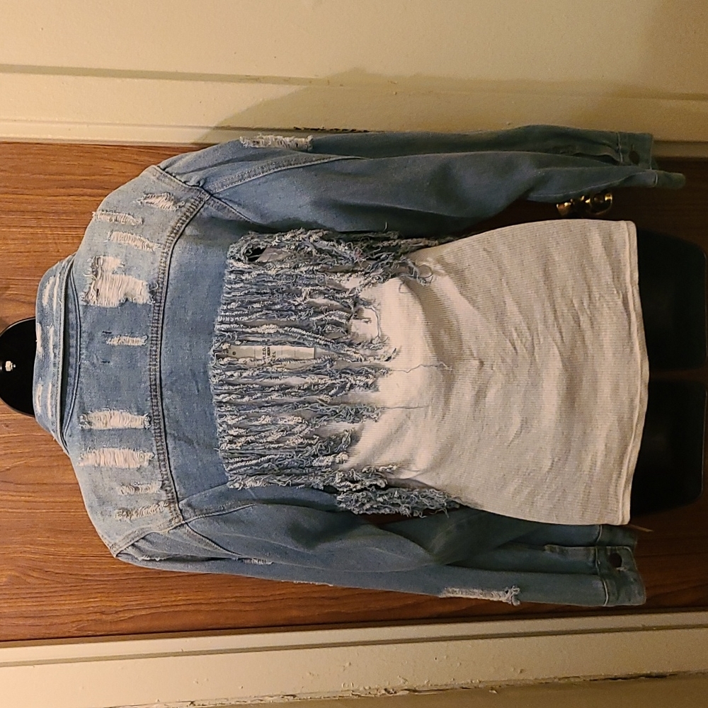 ๐ Jean Jacket ๐ 3xHost pick๐๐ - Picture 2 of 3